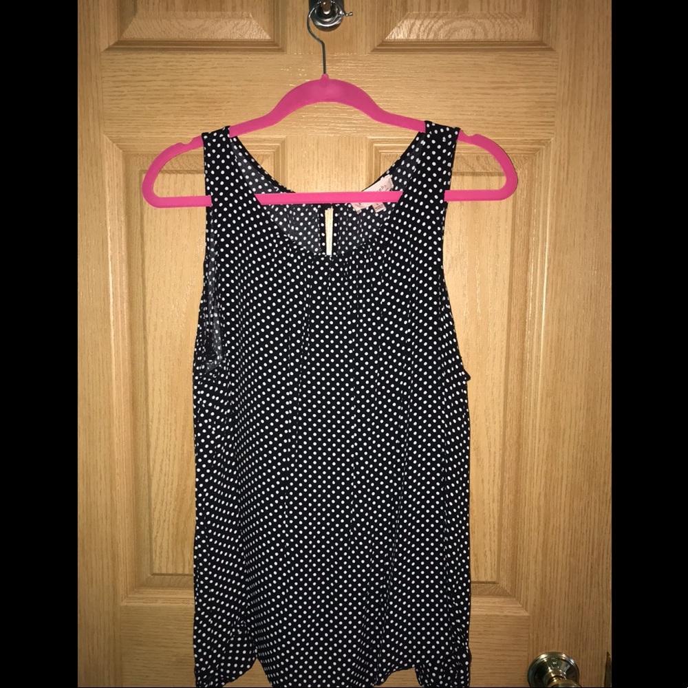 Cold shoulder polka dot top! 🤍🖤